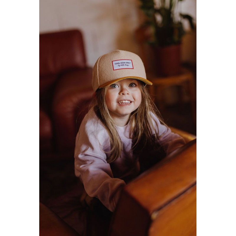 La Casquette Hello Kossy Enfant en Feutrine Beige : Style et Confort pour les Petits Explorateurs