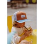 La Casquette Hello Kossy Enfant à Filet Tricolore : Style et Fraîcheur pour les Petits Aventuriers